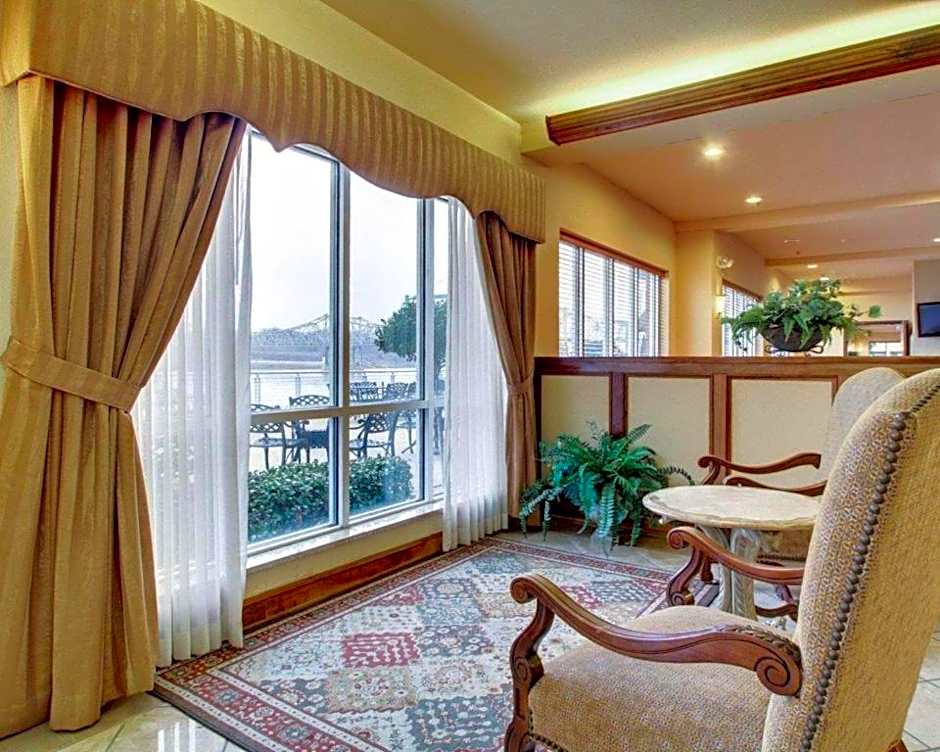 Clarion Suites Vidalia Riverfront