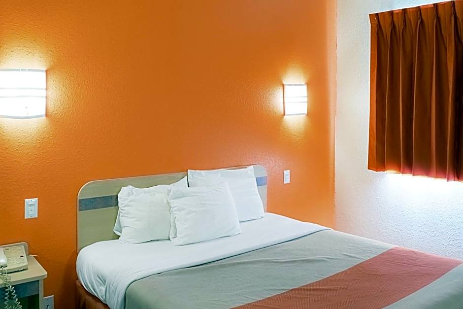 Motel 6-Seymour, IN - North