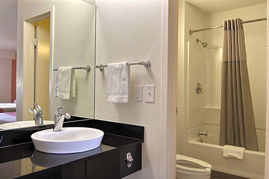 Motel 6-Middleburg Heights, OH - Cleveland