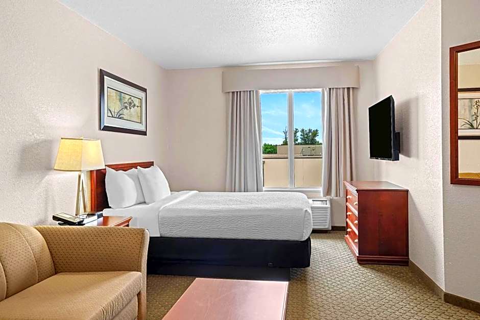 Days Inn & Suites by Wyndham Winkler