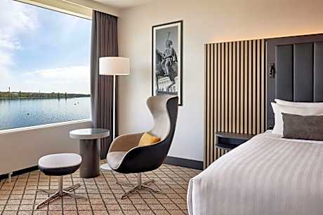 Guest room, 1 King, Lake side