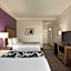 La Quinta Inn & Suites by Wyndham Arlington North Six Flags Drive