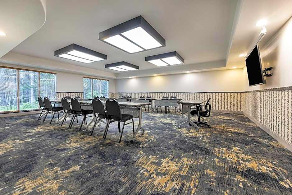Days Inn & Suites by Wyndham Thunder Bay