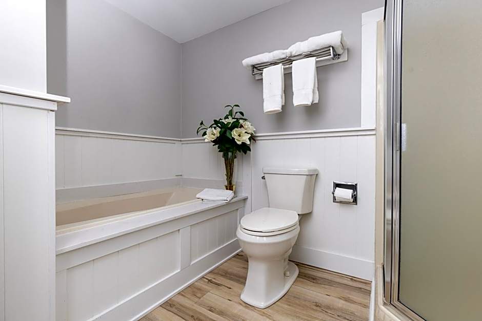 Photo 1 of 1 of 1 Queen Bed Suite, Jetted Tub