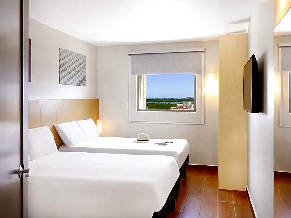 Ibis Cancun Centro Hotel