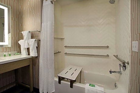Standard Queen Room with Two Queen Beds and Tub - Communications Accessible