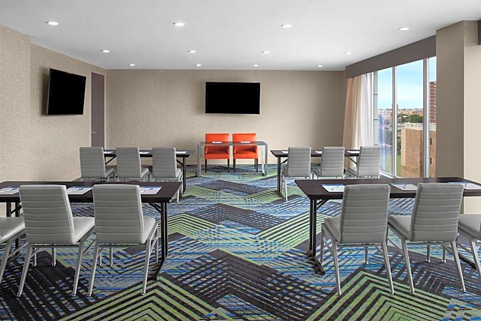 Holiday Inn Express & Suites Woodside LaGuardia Airport By IHG