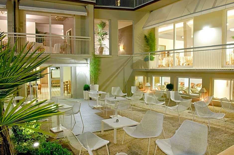 HOTEL TRIONFAL - Fronte Mare - Vicinissimi al Centro