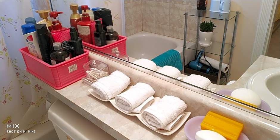 Helen's House / Close to Skytrain and Airport