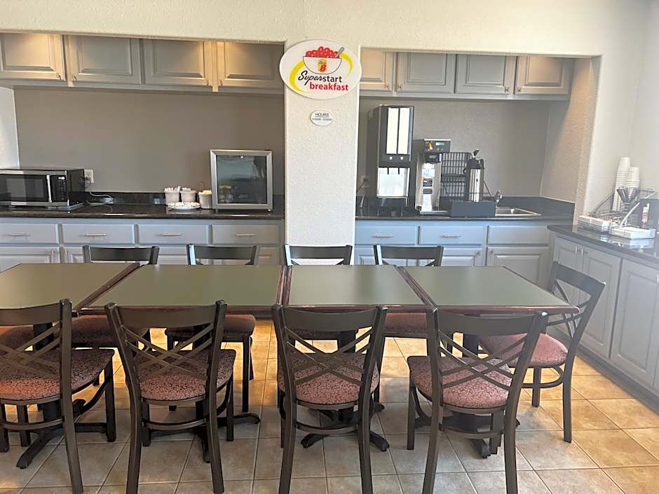 Super 8 by Wyndham Baytown / I-10