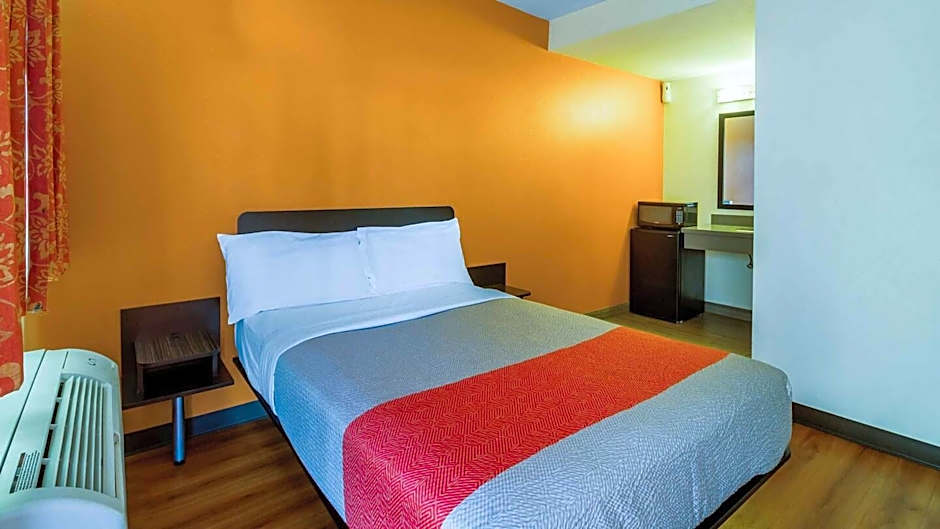 Motel 6 Hesperia, CA - East