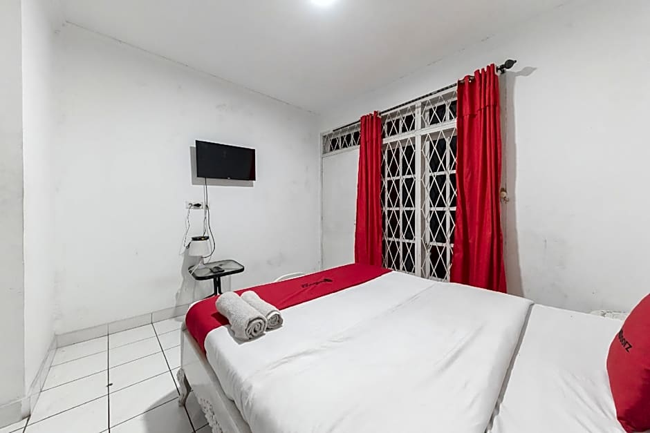 RedDoorz near Terminal Pasir Hayam Cianjur