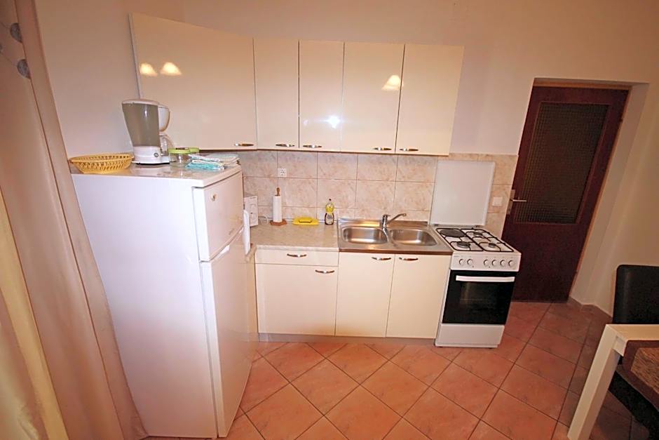 Cosy apartment 5min to beach Mirela Borik