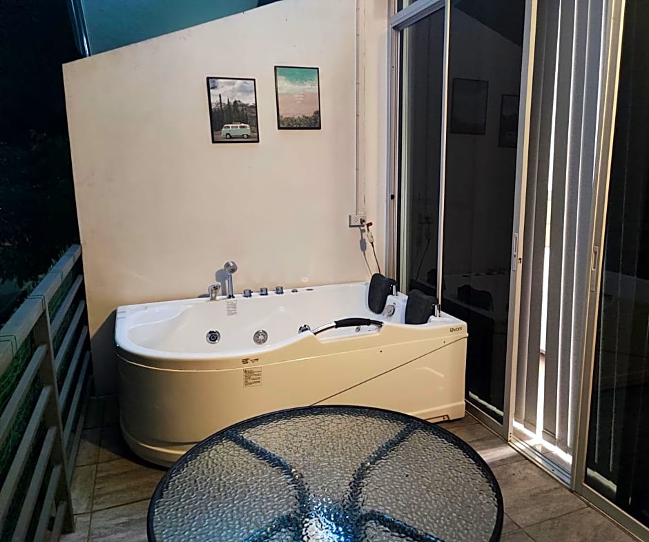 Bonsai Jacuzzi Suites