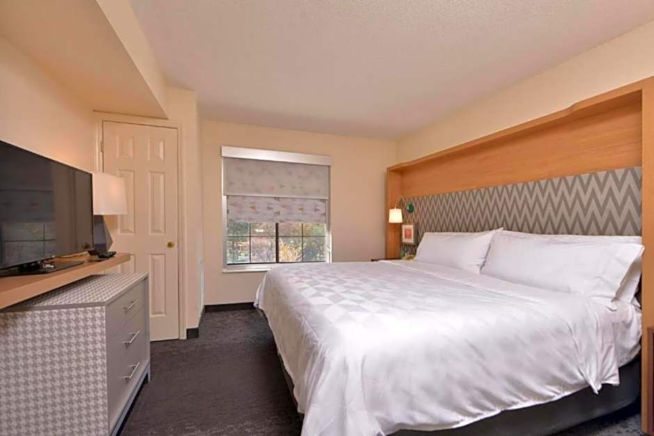 Holiday Inn & Suites Raleigh-Cary (I-40 @Walnut St) By IHG