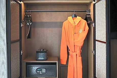 Young Buck, Studio Suite, 1 King