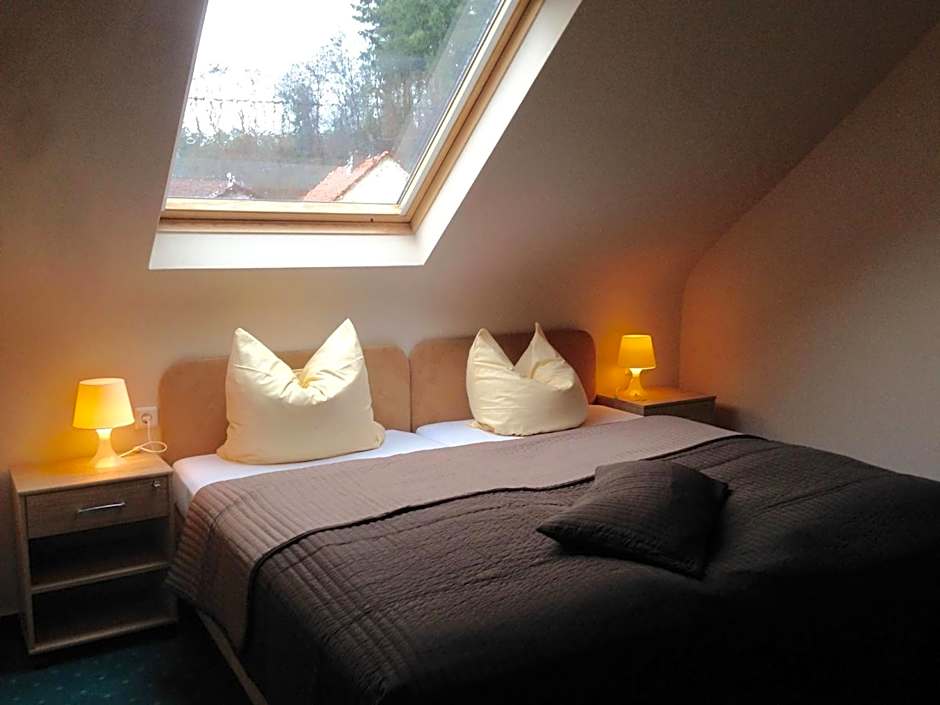 Foto 1 daripada 4 — Small Double Room