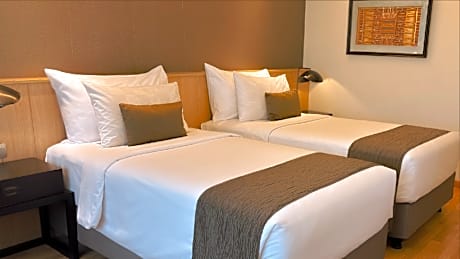 Pool View Studio Twin