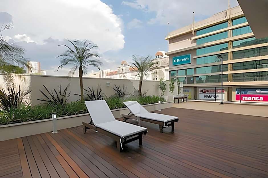 Apto em frente ao shopping com piscina aquecida