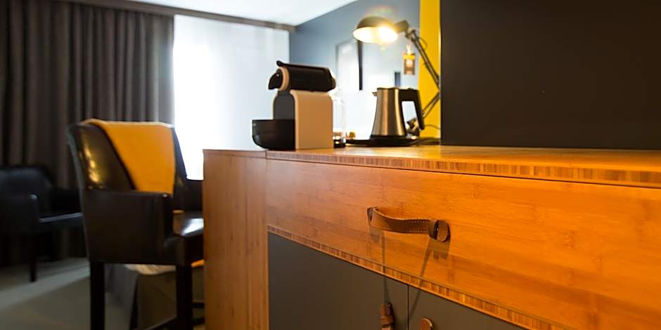 Best Western Plus Suitcase Paris La Defense