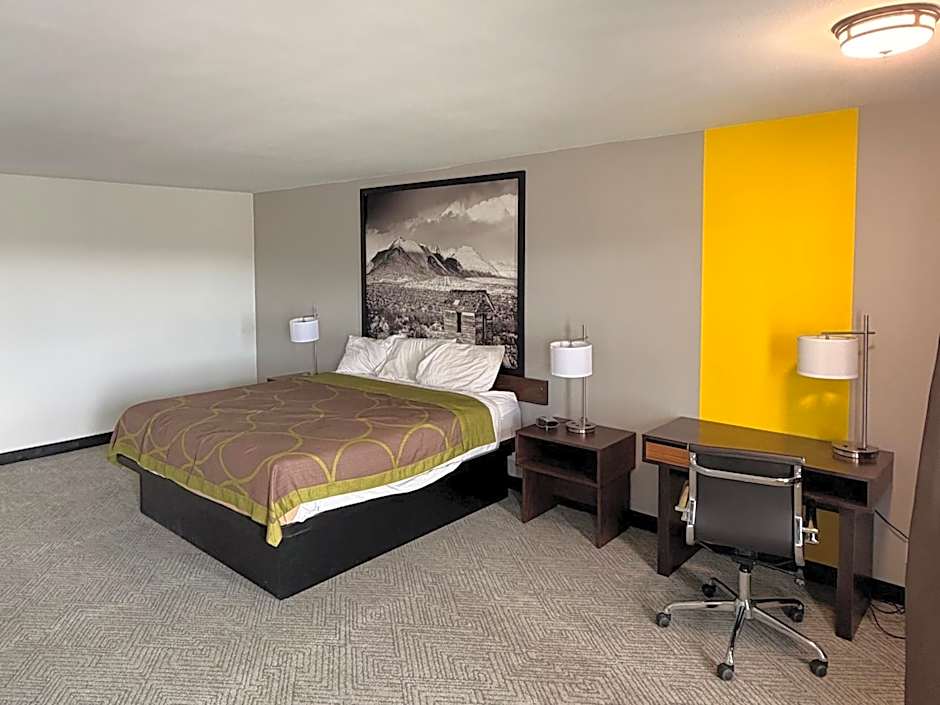 Super 8 by Wyndham Wells