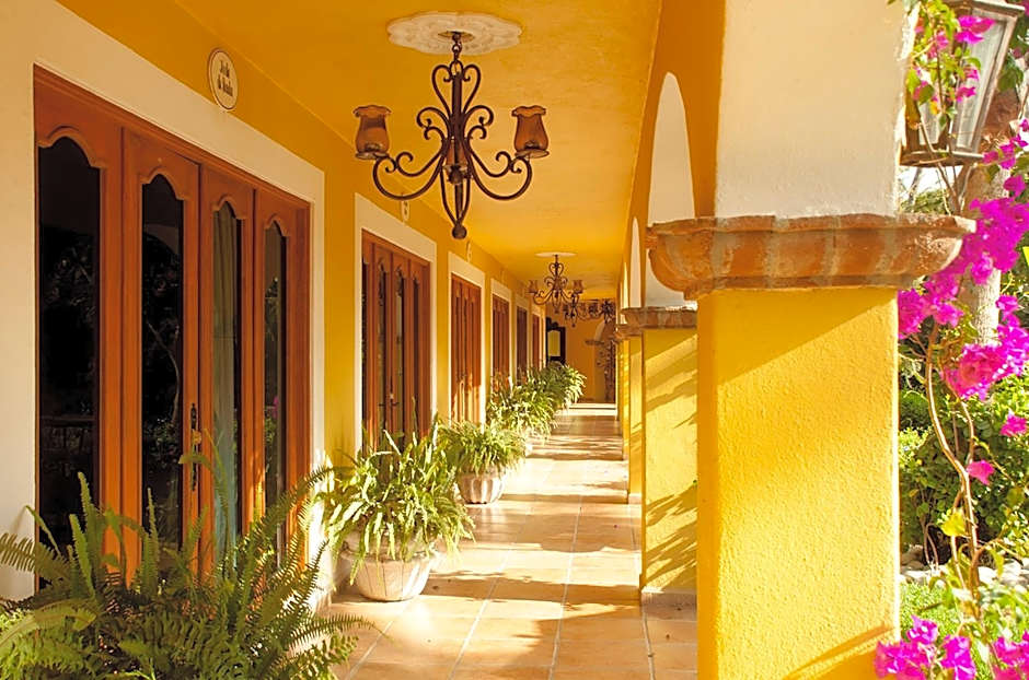 El Encanto Inn & Suites