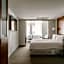 CLUB QUARTERS HOTEL, CENTRAL LOOP