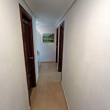 Dormitorio, sala de estar y baño privado (AirBnb).