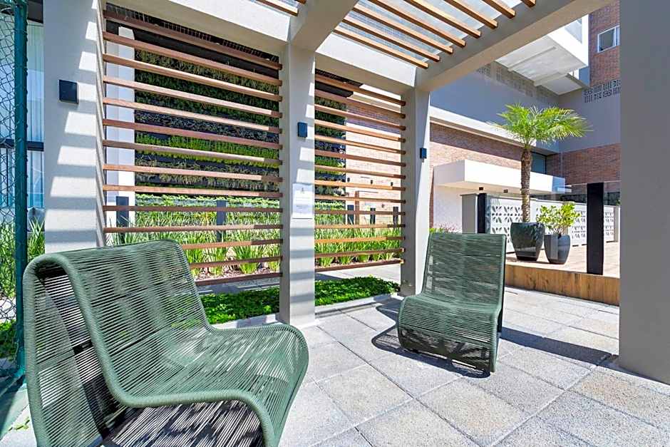 Terrazzo 402B - Apartamento 02 suítes - Acomoda até 06 pessoas - À poucos metros da praia de Bombas - (Consultar serviços de roupa de cama e banho)