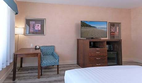 2 Queen Beds - Non-Smoking, 42-Inch Flat Screen Tv, Wine Cooler Fridge, Duvet, Individual Pod Coffee Maker, Wi-Fi