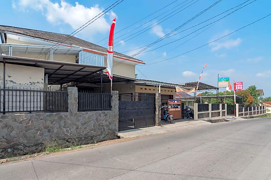 RedDoorz Syariah near Tugu Pandanwangi Cianjur