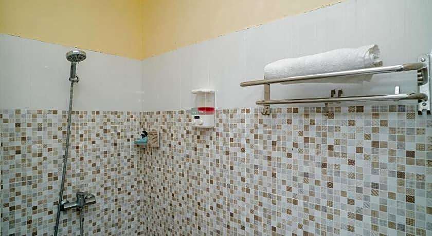 RedDoorz Plus Syariah near Pasar Turi