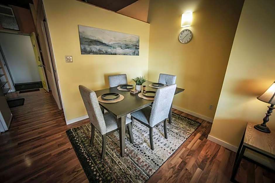 2 Full Beds, Rogers Place Downtown Central, Memorable 1 Bedroom Condo