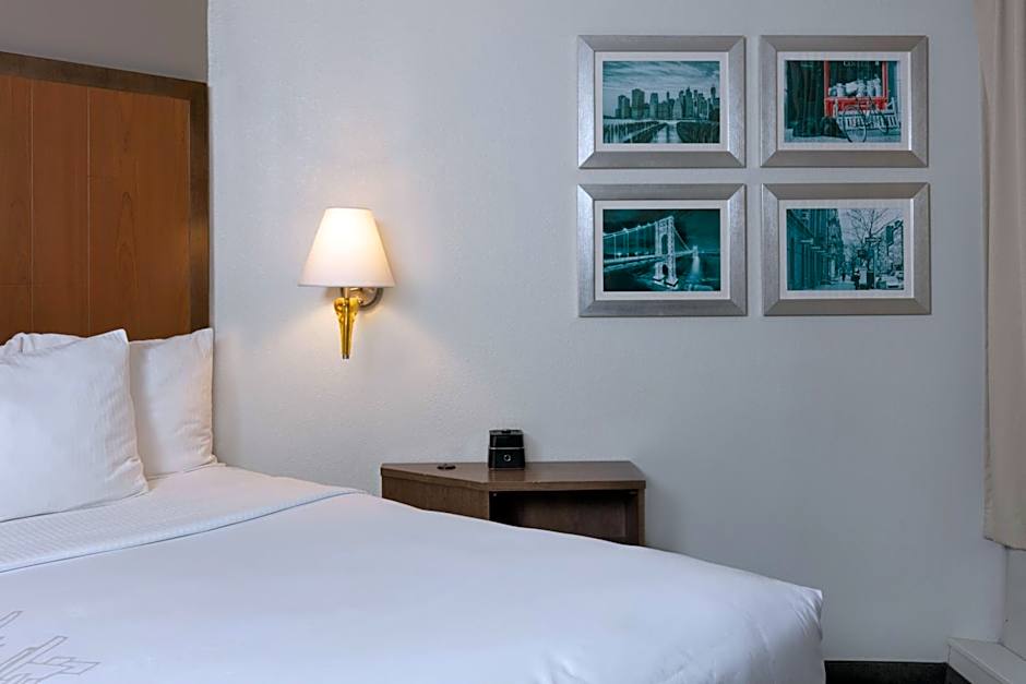 La Quinta Inn & Suites by Wyndham Secaucus Meadowlands