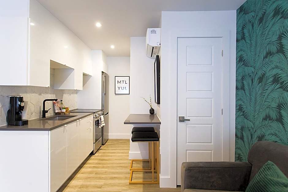 Studio Palms Steps from JeanTalon Market Full Bath by Den Stays