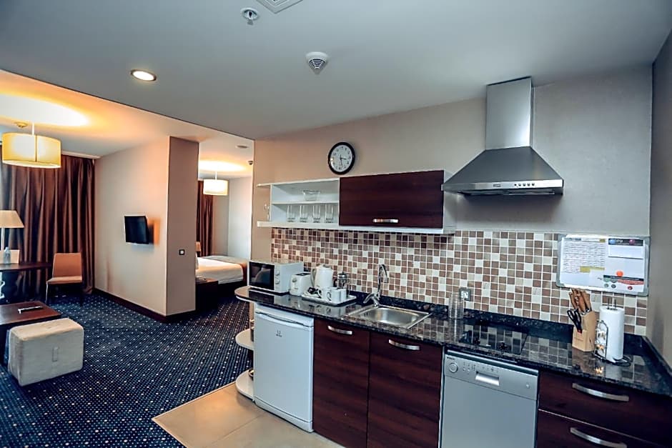 Parkside Hotel & Apartments