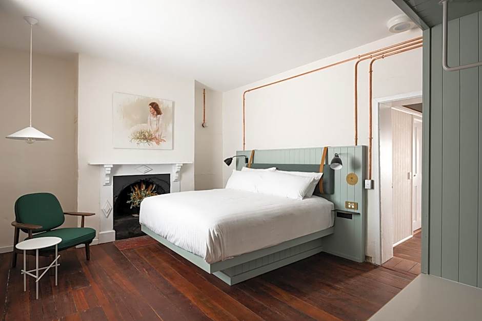 Garde and Warders Hotel