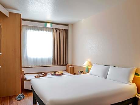 Room With 1 Double Bed + 1 Extra Bed Equipped With The New Bedding