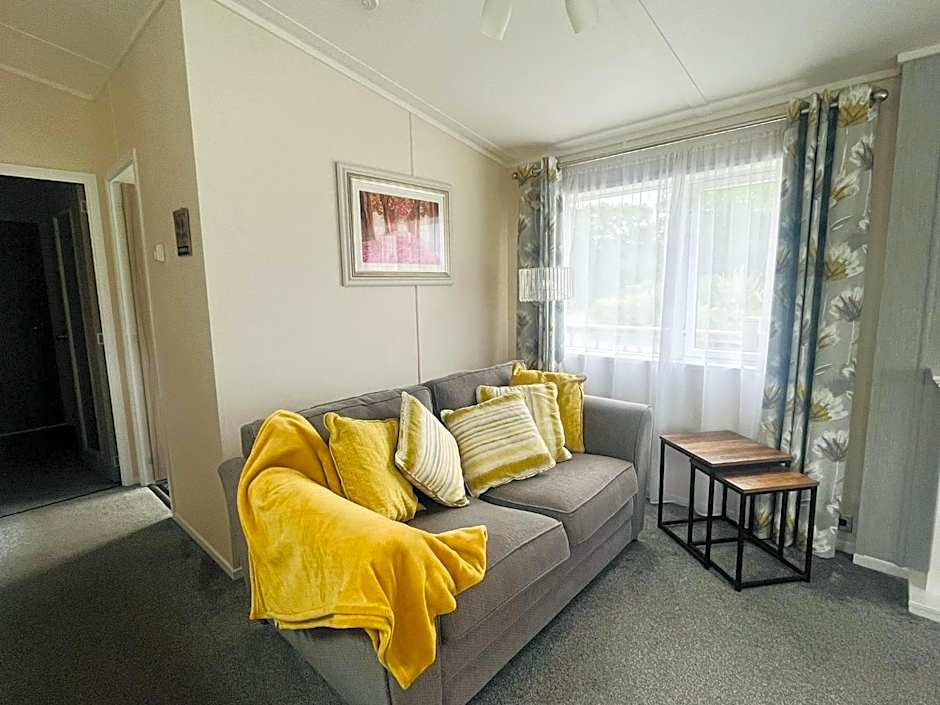 Garden View Lodge with Hot Tub