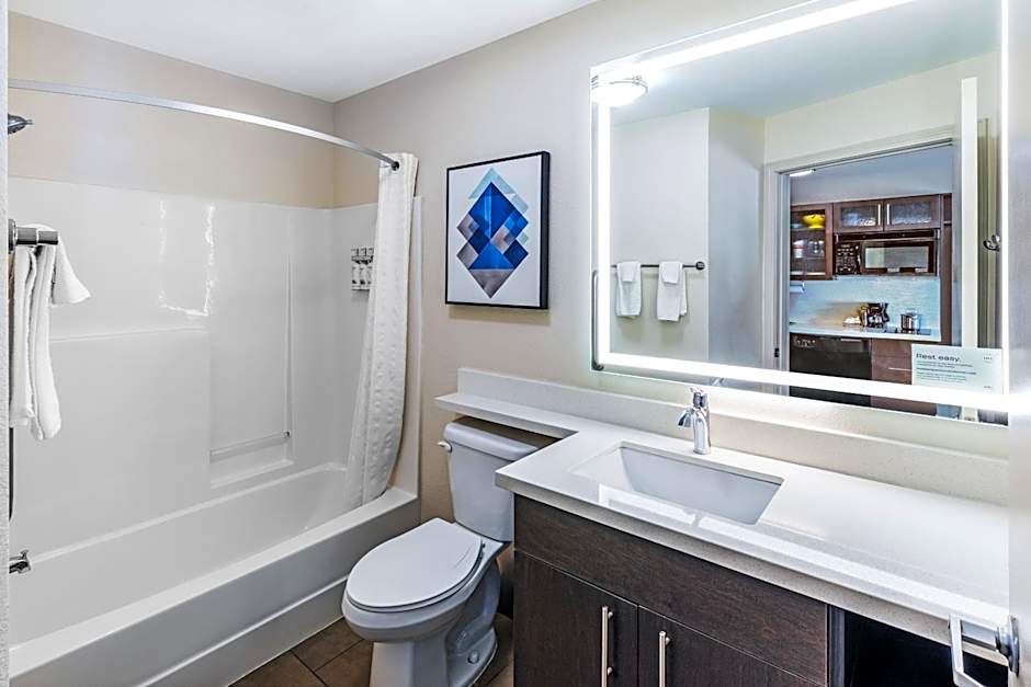 Candlewood Suites Topeka Hotel By IHG