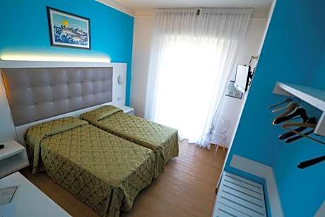 Double Room with Partial Sea View