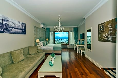 Deluxe Suite with Bosphorus View
