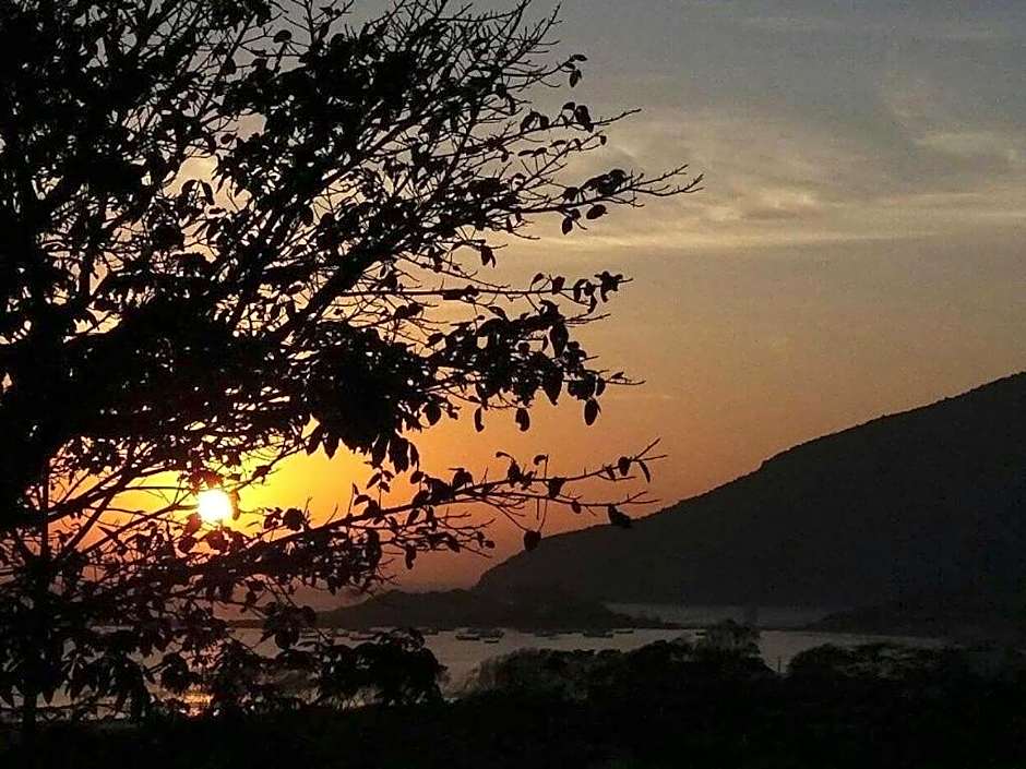 Cabana com vista mar, nascer do sol e lua cheia