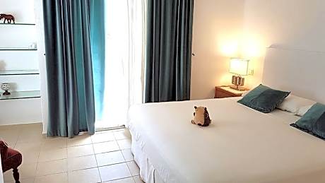 Villa with Pool and Shared Bathroom