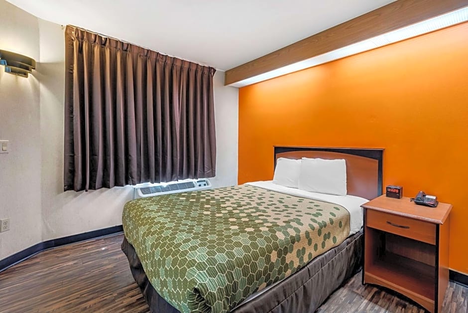 Econo Lodge North Academy
