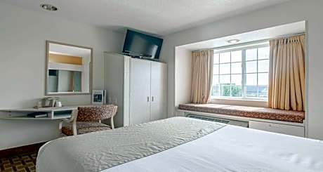 1 Queen Bed Nsmk Sofbd Flatsc Micrfg Winds Thispd Continental Breakfast