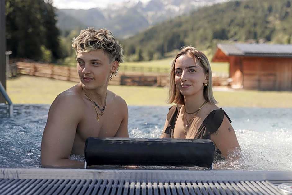 Aparthotel Familiaris - Family Apartments - Pools & Spa in Dolomites