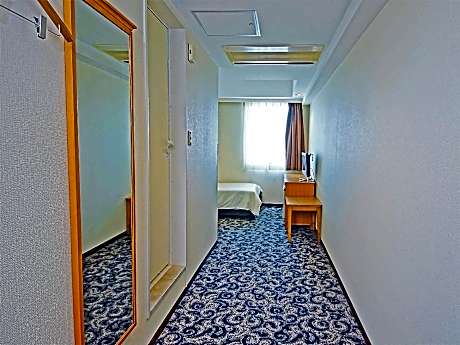 High floor/Fifth 26-27 square meters/non-smoking