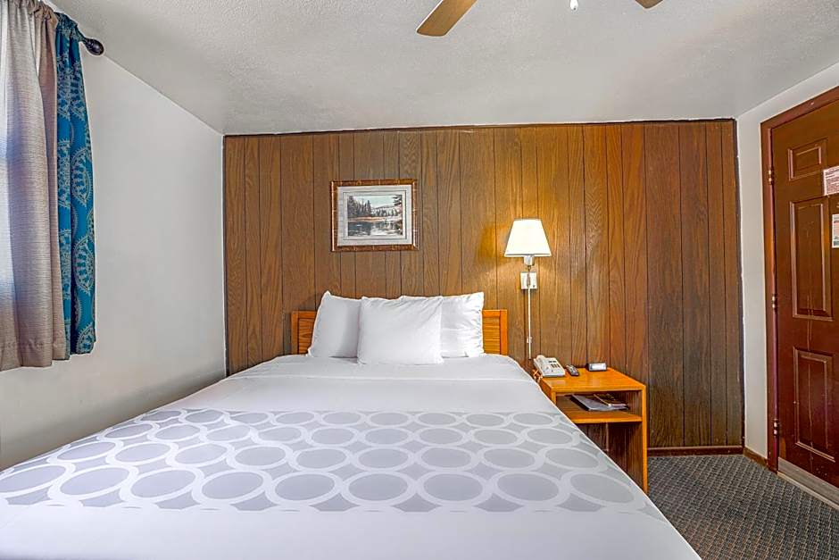 Love Hotels Silver Street by OYO at Hurley WI