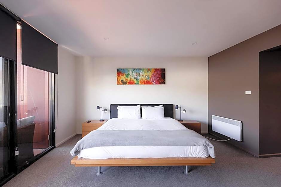 Inner-city 2 bedroom apartment - perfectly located